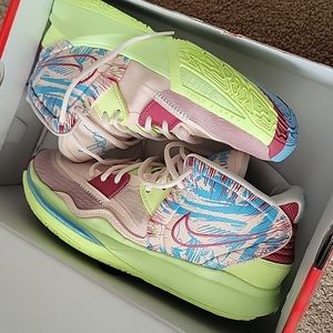 New Kyrie Infinity.  Size 8m / 9.5w